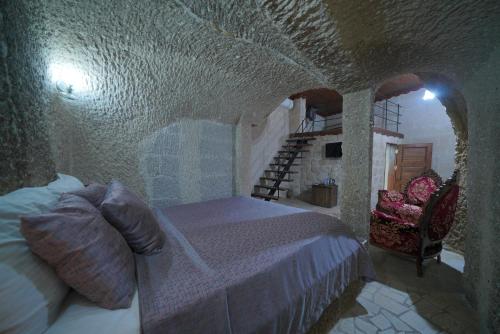 Cama o camas de una habitación en Holiday Cave Hotel