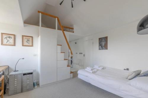 מיטה או מיטות בחדר ב-Compact & Light Studio Flat - Ladbroke Grove