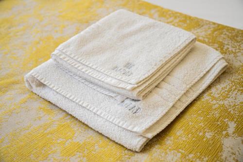 une pile de serviettes posée sur une table dans l'établissement Impar Luxury Apartments, à Porto