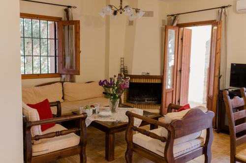 ein Wohnzimmer mit einem Tisch und einem Sofa in der Unterkunft Retreat Homes Apokoronas in Douliana