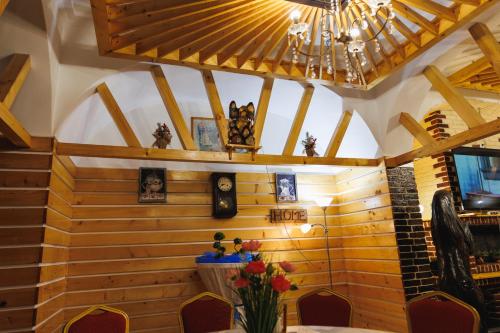 a dining room with wooden walls and a chandelier at Pensiunea Meteora in Suceava