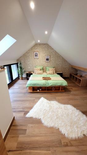 a bedroom with a bed and a white rug at Maison La Bonbonnière chaleureuse avec parking et garage gratuit proche frontière in Forstfeld