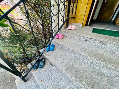 a group of shoes sitting on the steps of a gate at Haus Gruber - Valentina & Gabriel in der Waldheimat in Krieglach