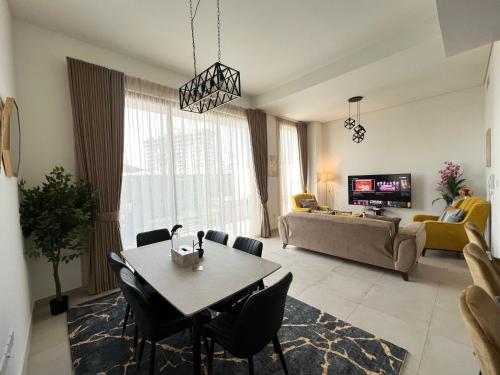 Una televisión o centro de entretenimiento en Luxury Villas with Beach Access by VB Homes