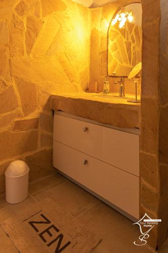 a bathroom with a sink and a mirror at Villa Marissea in Rivière-Salée