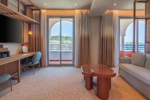 Televisyen dan/atau pusat hiburan di Canopy by Hilton Cannes
