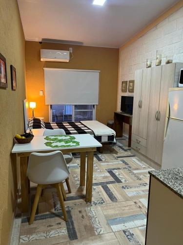 una cocina con mesa y sillas y una habitación en Alquiler x dia en Aldea Camarero