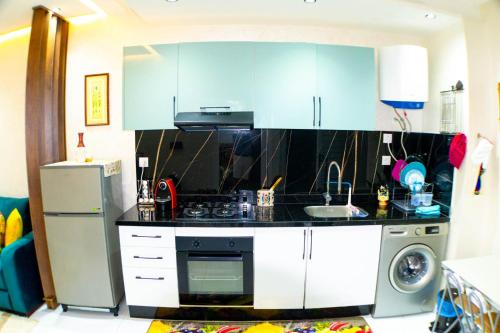 appartement plage mahdia sable dorにあるキッチンまたは簡易キッチン