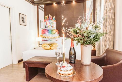 a room with a table with a birthday cake at Palazzo Bezzi Hotel in Ravenna