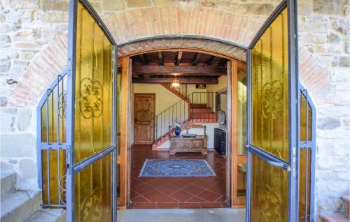 een toegang tot een huis met een open deur bij Cozy Home In Bibbiena With Kitchen in Bibbiena