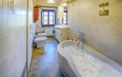 La salle de bains est pourvue d'une baignoire, de toilettes et d'un lavabo. dans l'établissement Cozy Home In Bibbiena With Kitchen, à Bibbiena