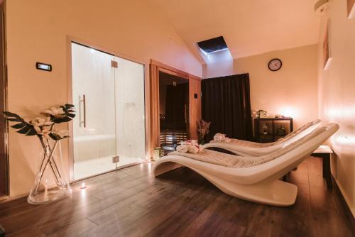een badkamer met een groot wit bad in een kamer bij Palazzo Bezzi Hotel in Ravenna