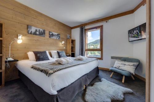 アーク 1950にあるArc 1950 - Appartement 2 chambres - Ski-in & out - Grande Terrasse Ensoleilléeのベッドルーム(大型ベッド1台、椅子付)