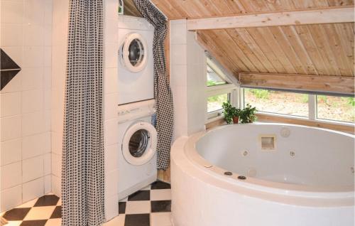 Koupelna v ubytování Cozy Home In Oksbl With Sauna
