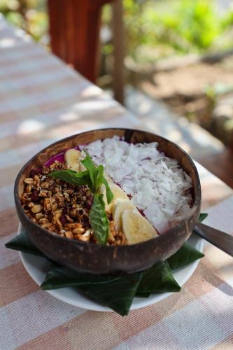 una ciotola di cibo su un piatto su un tavolo di Bagia Bungalows a Nusa Penida