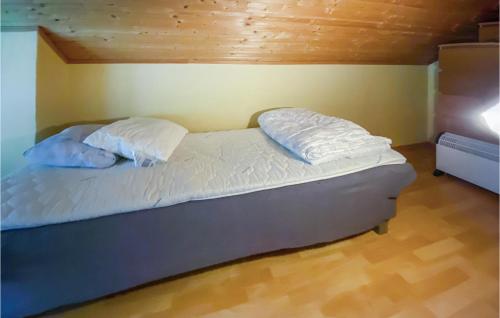 1 cama con 2 almohadas en una habitación en Beautiful Apartment In Ljungby With Wifi And 1 Bedrooms, en Ljungby