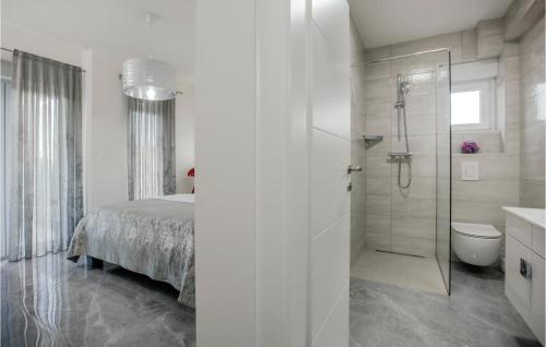 een witte slaapkamer met een douche en een bed bij Beautiful Home In Glavina Gornja With Wifi in Gornja Glavina