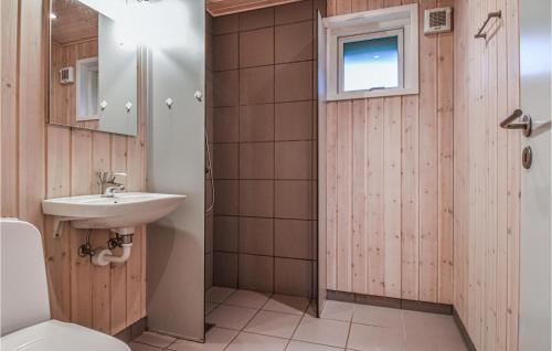 baño con lavabo y aseo y ventana en Pet Friendly Home In Blvand With Wifi, en Blåvand