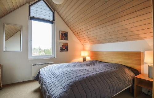 - une chambre avec un grand lit et une fenêtre dans l'établissement 2 Bedroom Stunning Apartment In Nrre Nebel, à Lønne Hede