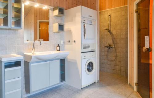 een badkamer met een wasmachine en een wastafel bij Lovely Home In Henne With House A Panoramic View in Henne Strand