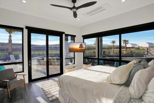 una camera con letto e ampie vetrate di CR 1592 -- Contemporary Luxury - Pool-Spa - Scenic Golf Views a Hurricane