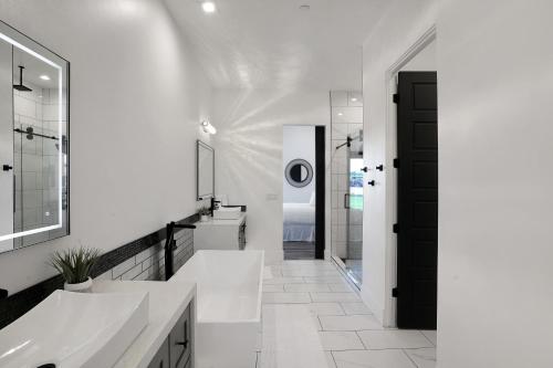 un bagno bianco con due lavandini e uno specchio di CR 1592 -- Contemporary Luxury - Pool-Spa - Scenic Golf Views a Hurricane