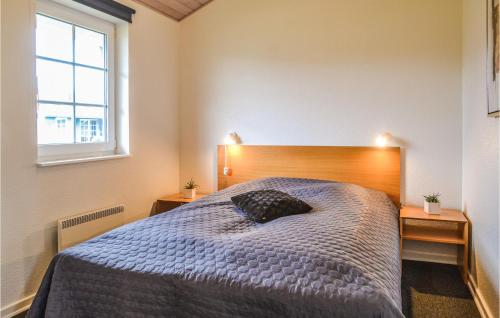 Un dormitorio con una cama grande y una ventana en Awesome Home In Nrre Nebel With Indoor Swimming Pool, en Lønne Hede