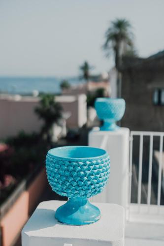 a blue glass bowl sitting on top of a table at Boutique Hotel I Cinque Balconi in Santa Marina Salina