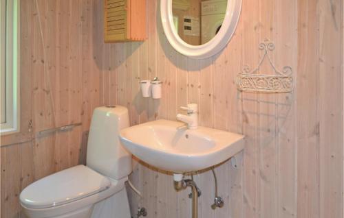 y baño con lavabo, aseo y espejo. en 3 Bedroom Stunning Home In Oksbl, en Oksbøl