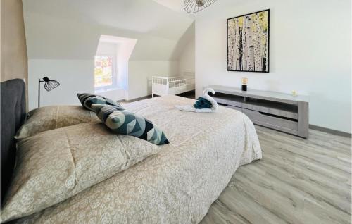 ein Schlafzimmer mit einem großen Bett und einem Kamin in der Unterkunft Gorgeous Home In Ussel With Wifi in Ussel