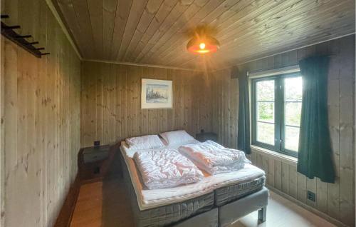 um quarto com uma cama num quarto com uma janela em Nice Home In Trysil With House A Mountain View em Trysil