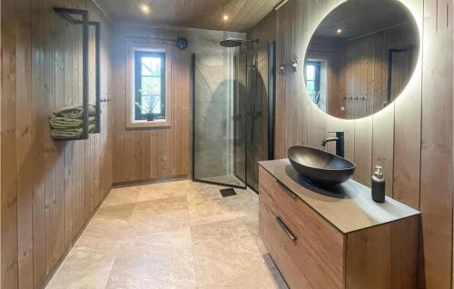 uma casa de banho com um lavatório e uma cabina de duche em vidro. em Nice Home In Trysil With House A Mountain View em Trysil