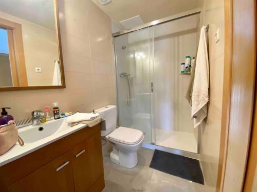een badkamer met een douche, een toilet en een wastafel bij Modern Loft in Terrassa in Terrassa
