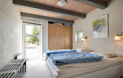 ブラーバンドにあるBeautiful Home In Blvand With 3 Bedrooms And Wifiの木製の天井のベッドルーム1室(大型ベッド1台付)