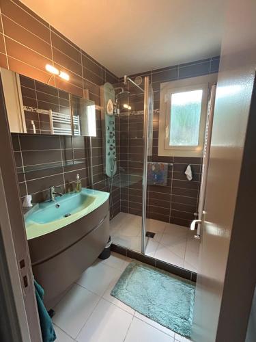 y baño con ducha, lavabo y bañera. en La chambre de charme d'Edith en Auvers-sur-Oise