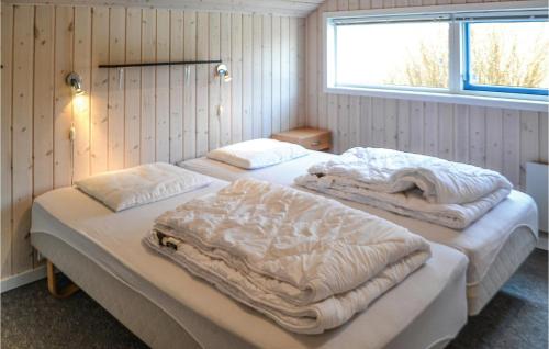 Ένα ή περισσότερα κρεβάτια σε δωμάτιο στο Beautiful Home In Oksbl With Kitchen