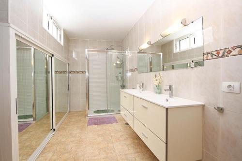 La salle de bains est pourvue d'une douche, d'un lavabo et de toilettes. dans l'établissement Casa grande familiar con 4 terrazas, à Las Palmas de Gran Canaria