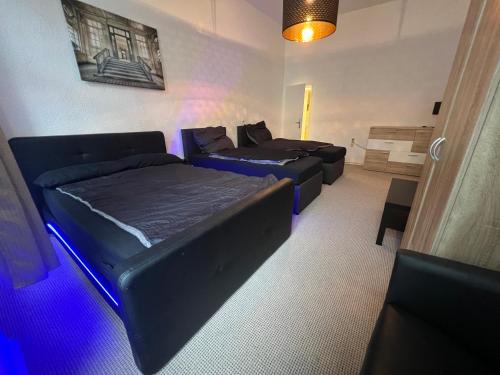 a living room with two beds and a couch at Apartment für Familien, Freunde oder größere Gruppen bis zu 8 Personen in der Nähe des Berliner Hauptbahnhofs in Berlin