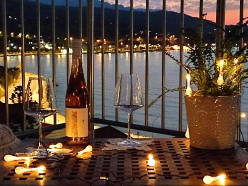 een tafel met twee glazen en een fles wijn bij Angel's Suites 2 in Samos