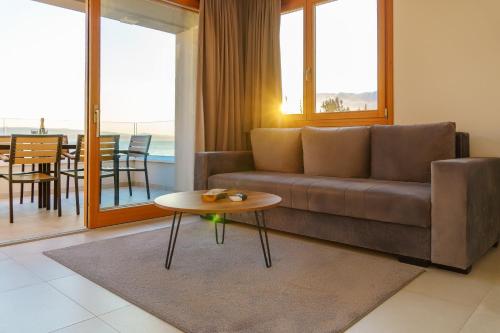 una sala de estar con un sofá y una mesa en Apartment Bikin 2, en Brela