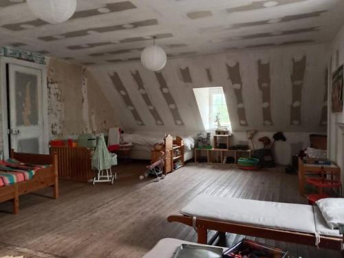 una sala de estar con suelo de madera y una habitación con en Demeure XIXe Beauval-en-caux, 