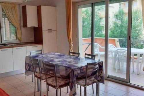eine Küche mit einem Tisch und Stühlen sowie ein Esszimmer in der Unterkunft Grazioso appartamento vista mare in Misano Adriatico