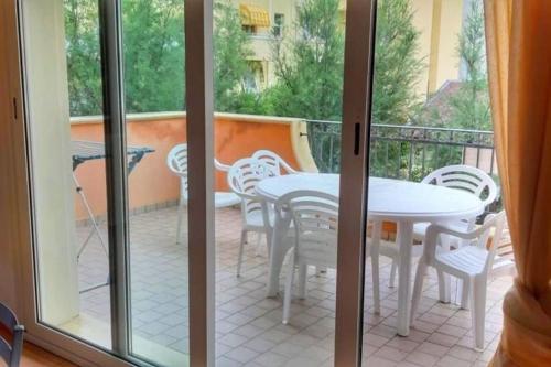 eine Terrasse mit einem Tisch und Stühlen auf dem Balkon in der Unterkunft Grazioso appartamento vista mare in Misano Adriatico
