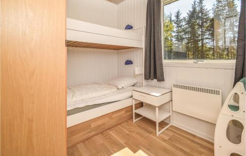 ein kleines Schlafzimmer mit einem Bett und einem Fenster in der Unterkunft Pet Friendly Home In Blvand With Sauna in Blåvand