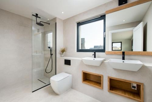a bathroom with two sinks and a shower at Serenity WI27 - Silverlake - Dorset in Warmwell