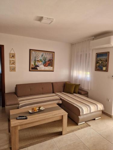 uma sala de estar com um sofá e uma mesa de centro em Villa Luka em Barbariga