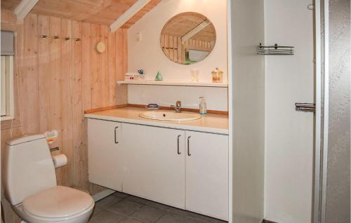 Koupelna v ubytování Lovely Home In Oksbl With Wifi