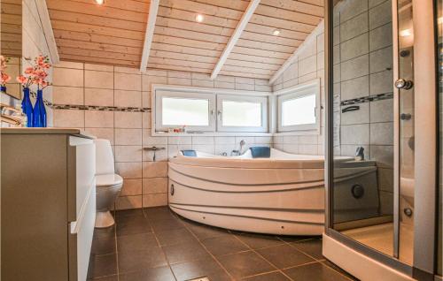 een grote badkamer met een bad en een toilet bij Beautiful Home In Oksbl With Wifi in Oksbøl