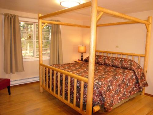 1 dormitorio con cama con dosel en una habitación en Mountain View Lodge - No Pets allowed, en Packwood