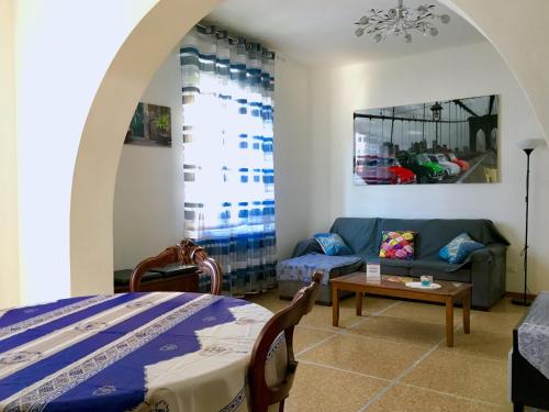 ein Wohnzimmer mit einem Bett und einem Sofa in der Unterkunft Villa al mare in Senigallia